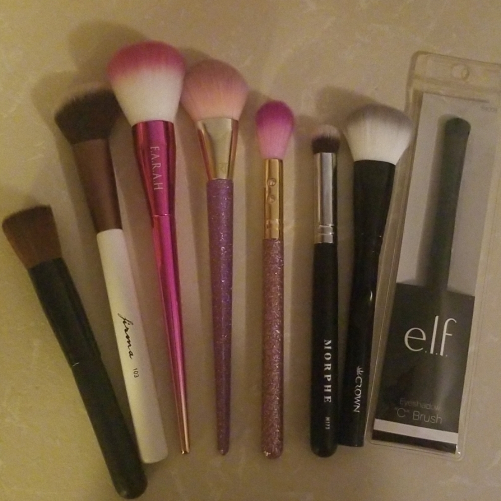 Assorted makeup brushes - Picture 2 of 2